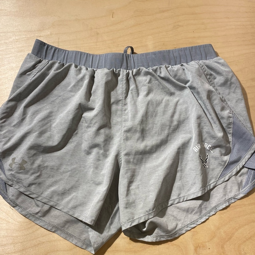 Under Armour Shorts Size Large (KH)